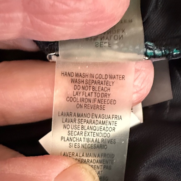 🎉SALE🎉Guess Vibrant Embroidered Floral Off-Shoulder Mini Dress - Picture 6 of 9